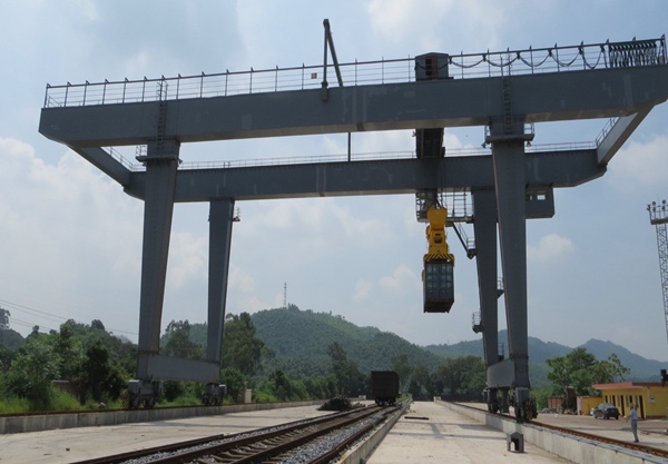 轨道式集装箱龙门吊的轨道铺设与限位设计技术要点